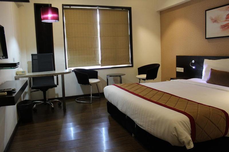Hotel Siesta Hinjewadi Пуна Экстерьер фото